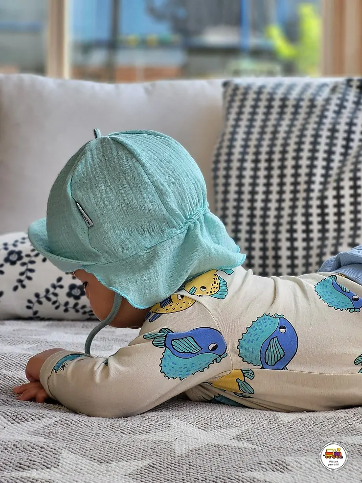 Dětská letní mušelínová čepice s kšiltem /9.517/ bílá vel.S (2-6měs)