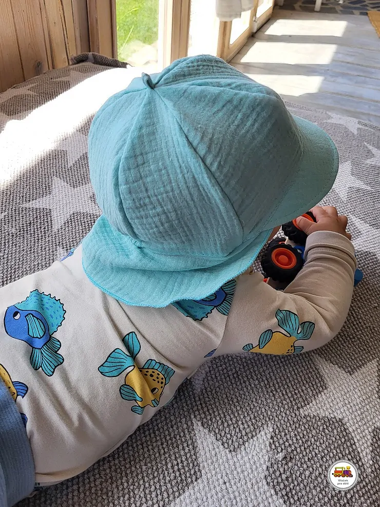 Dětská letní mušelínová čepice s kšiltem /9.517/ bílá vel.S (2-6měs)