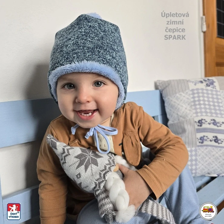 NOVINKA-Dětská zimní čepice Spark Úpletová zavazovací vel.L (1-3 roky) a XL (3-5 let)