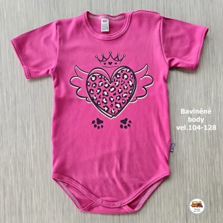 Kojenecké body bavlněné /9767/ Srdíčko na tmavě růžové krátký rukáv vel.104
